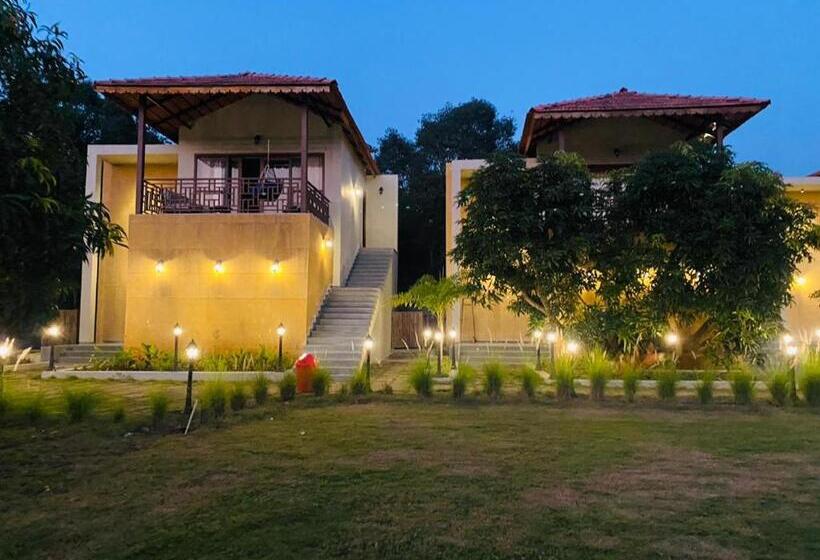 جناح مزود بحمام سباحة, The Vanveda Resort By Nirvana