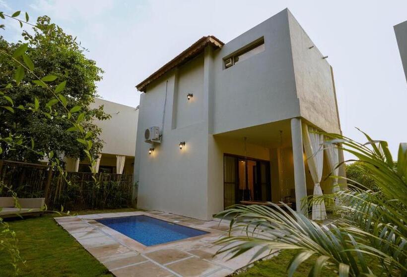 جناح مزود بحمام سباحة, The Vanveda Resort By Nirvana