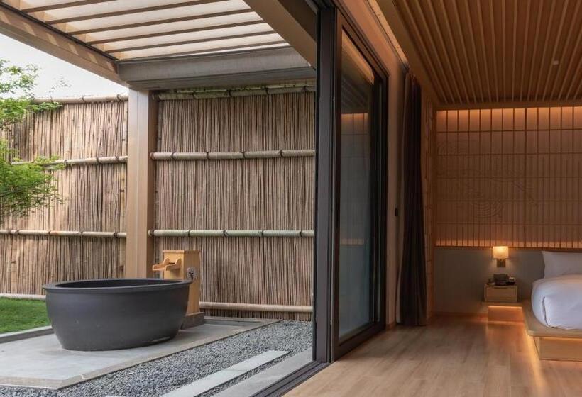 اتاق لوکس, Hyakumangoku Onsen