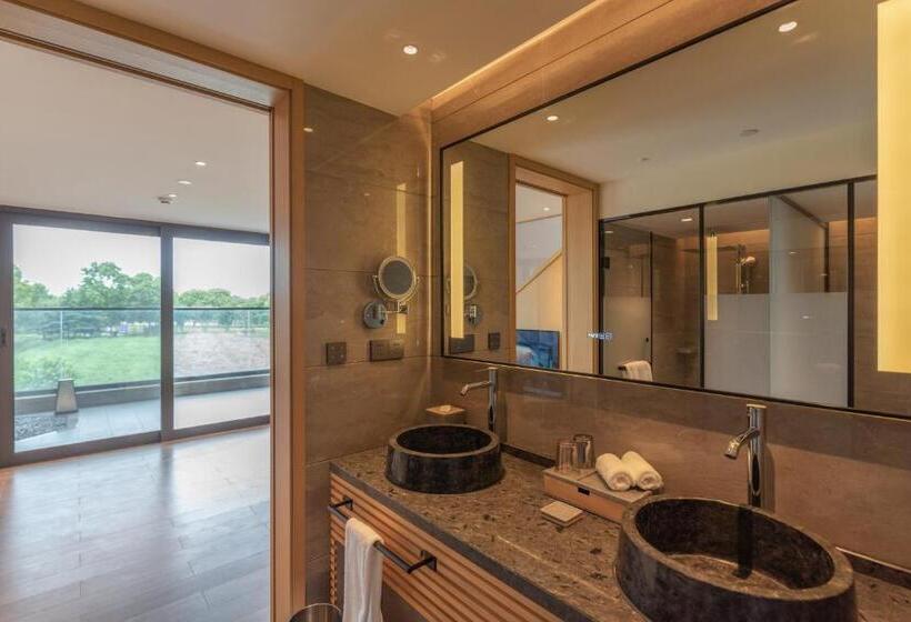 Номер Дюплекс, Hyakumangoku Onsen