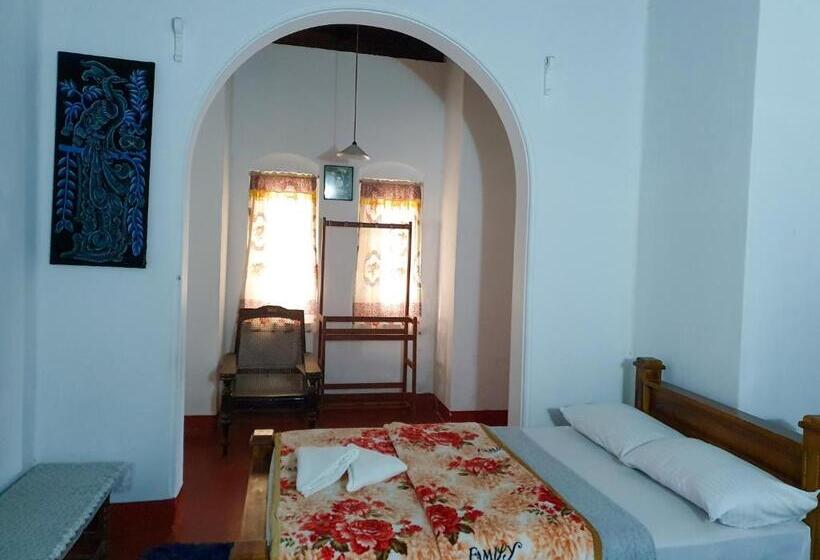 اتاق خانوادگی, Ruchi House