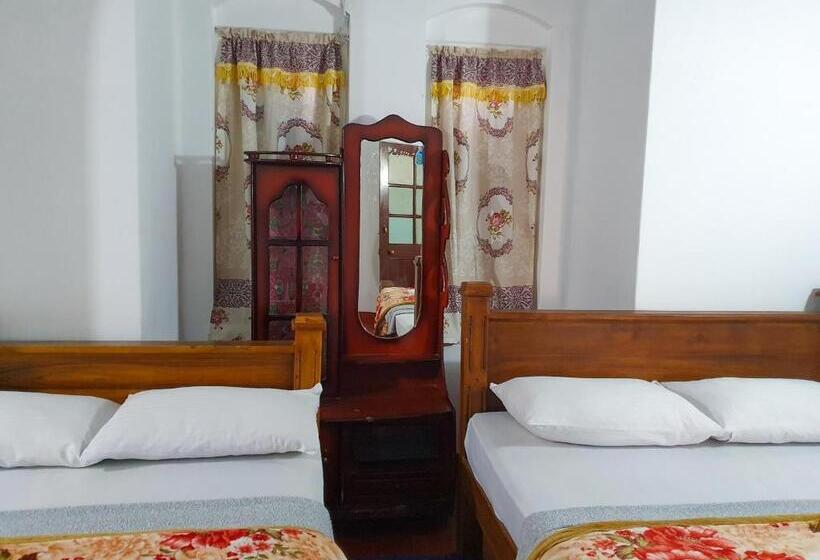 اتاق خانوادگی, Ruchi House