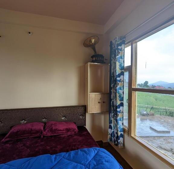 标准间带山景, Wandering Musician Bir