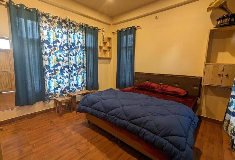 标准间带山景, Wandering Musician Bir