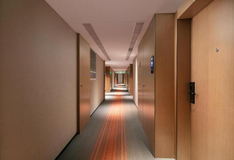 Номер Комфорт, Hampton By Hilton Foshan Dali