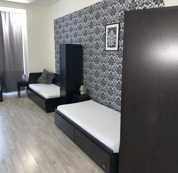 تختخواب در اتاق مشترک, Only Ladies Hostel Female Only