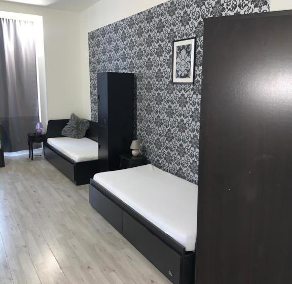 تختخواب در اتاق مشترک, Only Ladies Hostel Female Only