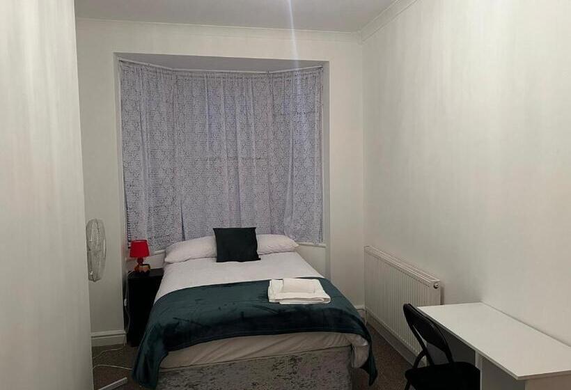 اتاق اکونومی, The Coral Guest House 1 Fratton Park Portsmouth