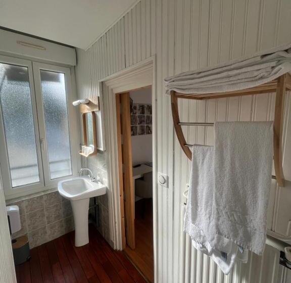 غرفة قياسية ثلاثية, Le Petit Montmartre