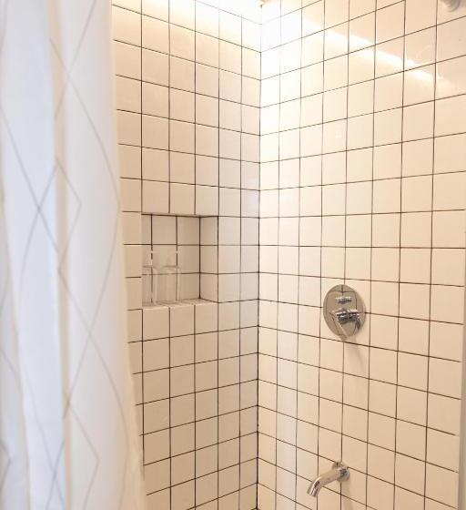 Familjestudio, Homebase Kapitolyo   Minimalist Serviced Apartments