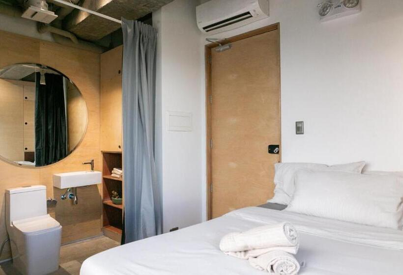 Standard Studio med Balkong, Homebase Kapitolyo   Minimalist Serviced Apartments