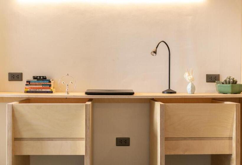 Deluxe Studio, Homebase Kapitolyo   Minimalist Serviced Apartments