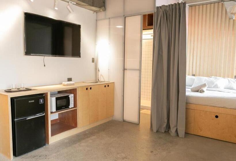 Deluxe Studio, Homebase Kapitolyo   Minimalist Serviced Apartments