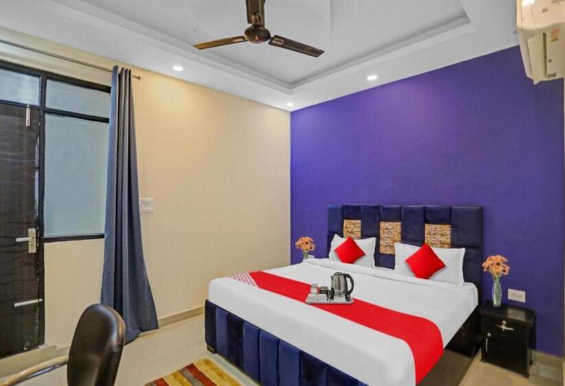 トリプルクラシックルーム, Flagship Grand Imperial Near Worlds Of Wonder