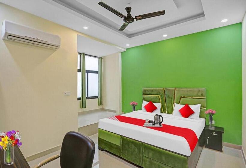 トリプルクラシックルーム, Flagship Grand Imperial Near Worlds Of Wonder