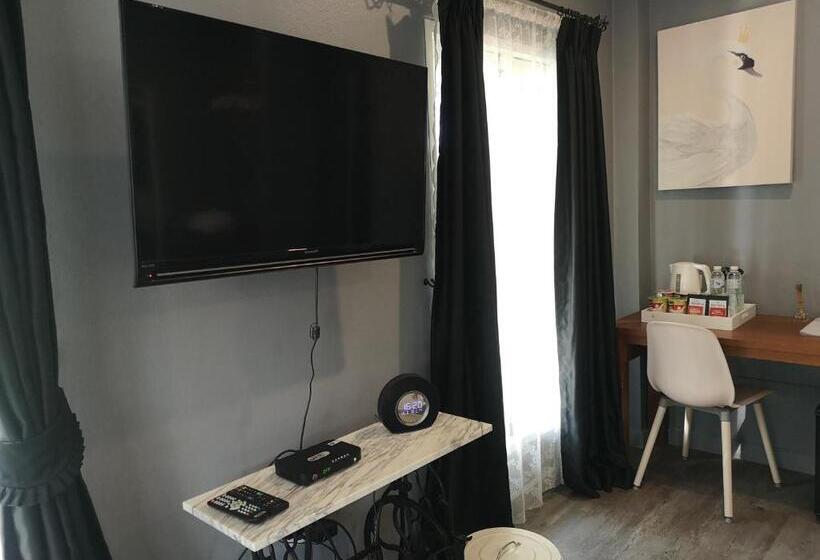 اتاق لوکس با چشم‌انداز دریا, Mrs. Swan