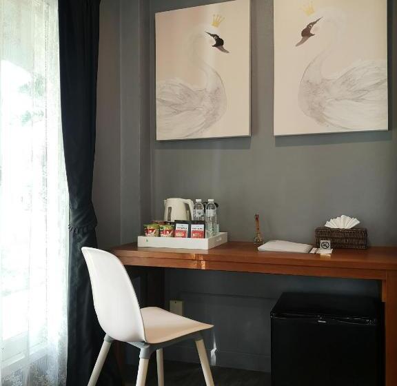 اتاق لوکس با چشم‌انداز دریا, Mrs. Swan