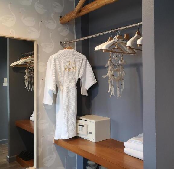 اتاق لوکس, Mrs. Swan