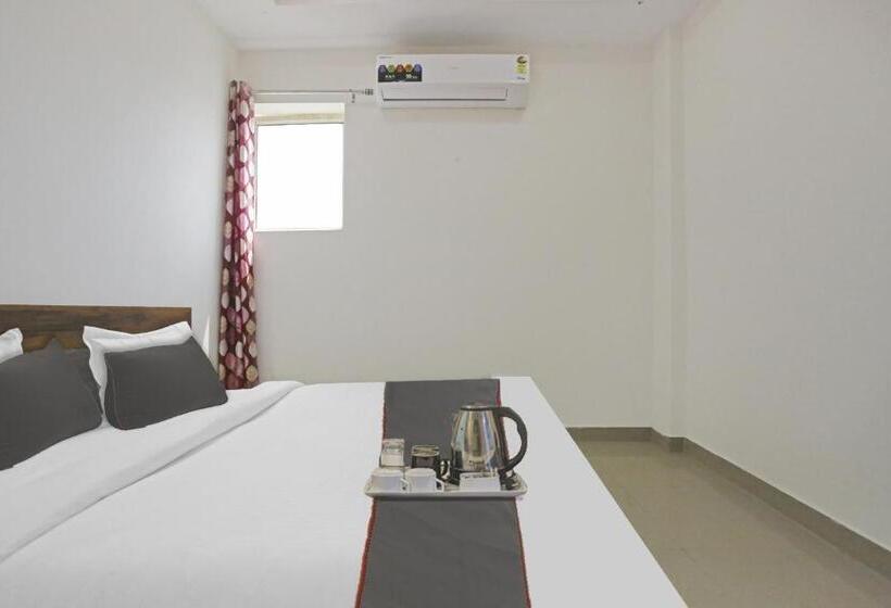 חדר קלאסי לשלושה, Royal View