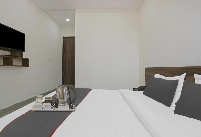 חדר קלאסי לשלושה, Royal View