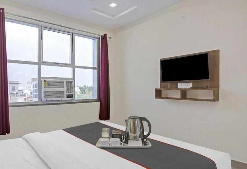 חדר קלאסי לשלושה, Royal View