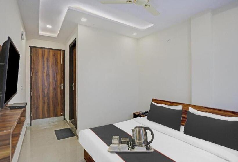 חדר קלאסי לשלושה, Royal View