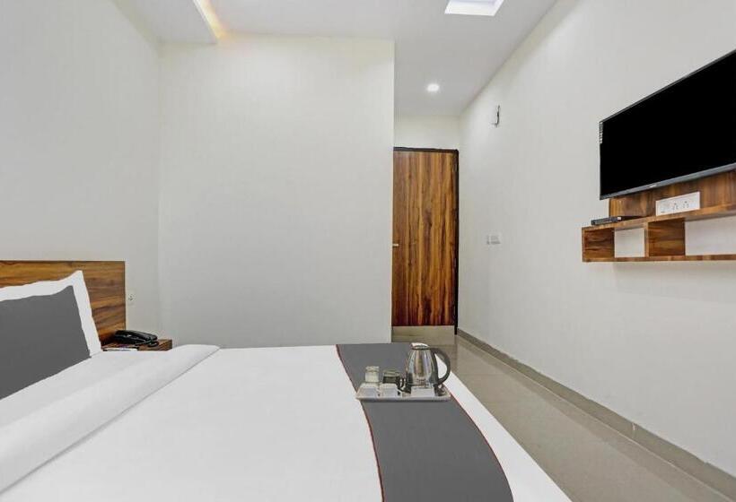 חדר קלאסי לשלושה, Royal View