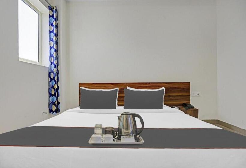 חדר קלאסי לשלושה, Royal View