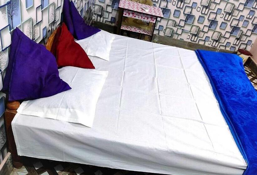 חדר קלאסי לשלושה, Spot On Ct Heaven Palace