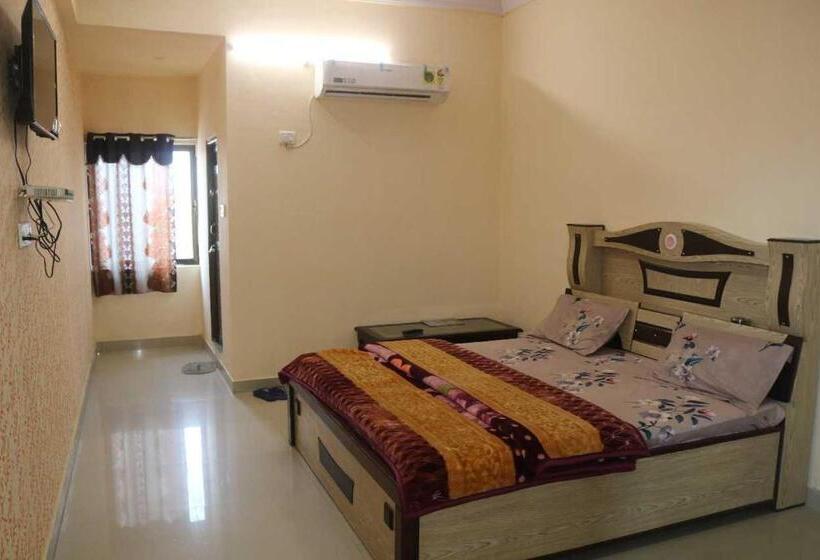 غرفة ديلوكس ثلاثية, Oyo Hotel Purnima Palace