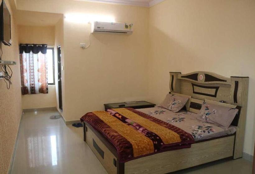 غرفة ديلوكس ثلاثية, Oyo Hotel Purnima Palace