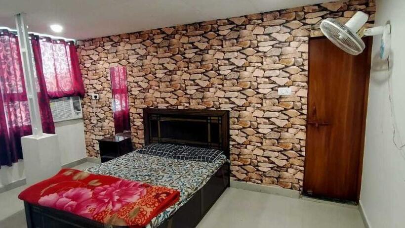 اتاق کلاسیک سه تخته, Oyo Hotel V Star