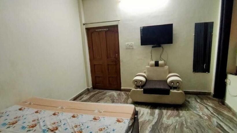 اتاق کلاسیک سه تخته, Oyo Hotel V Star