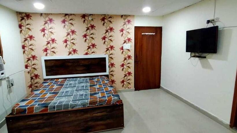 اتاق کلاسیک سه تخته, Oyo Hotel V Star