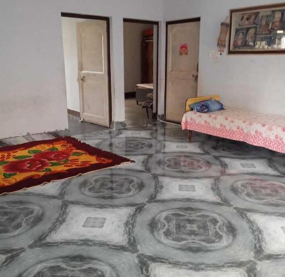 شقة غرفة واحدة, Oyo Home Neeta Homestay