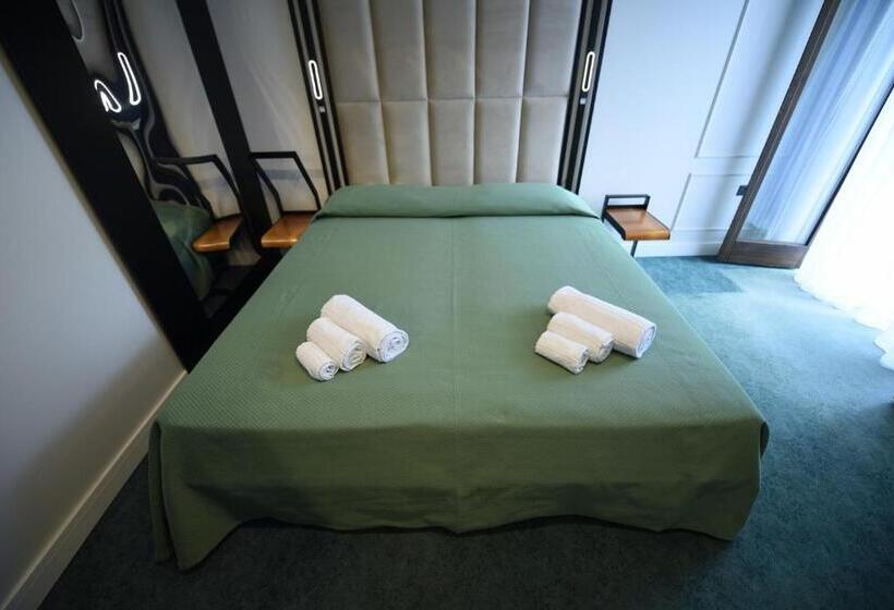 חדר סטנדרט לשלושה עם מרפסת, Celis