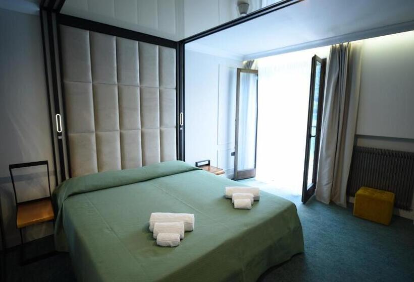 带阳台的三人标准间, Celis