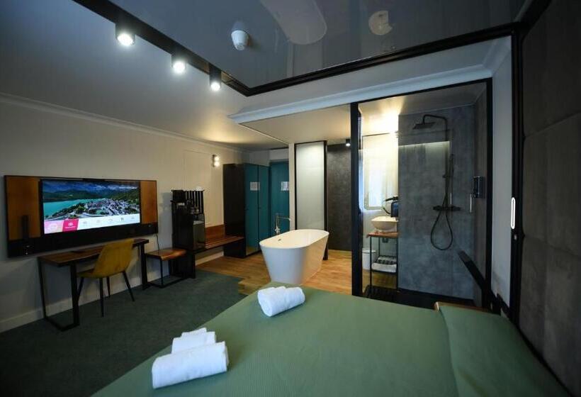 디럭스 룸, Celis