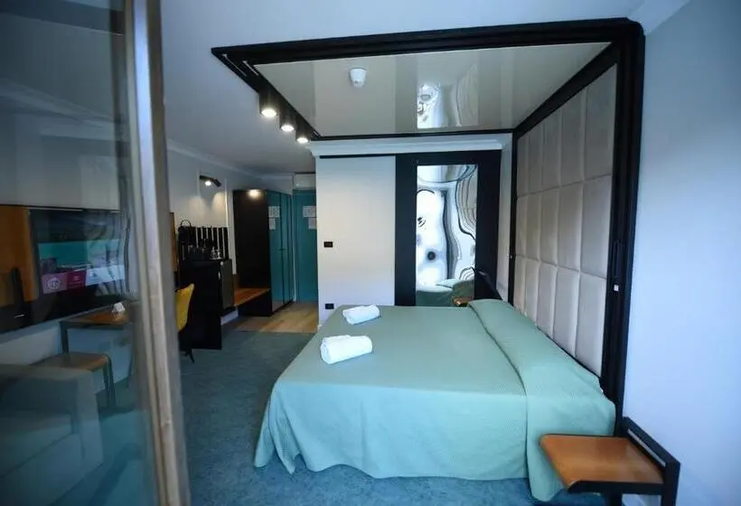 Habitació Triple Clàssica, Celis