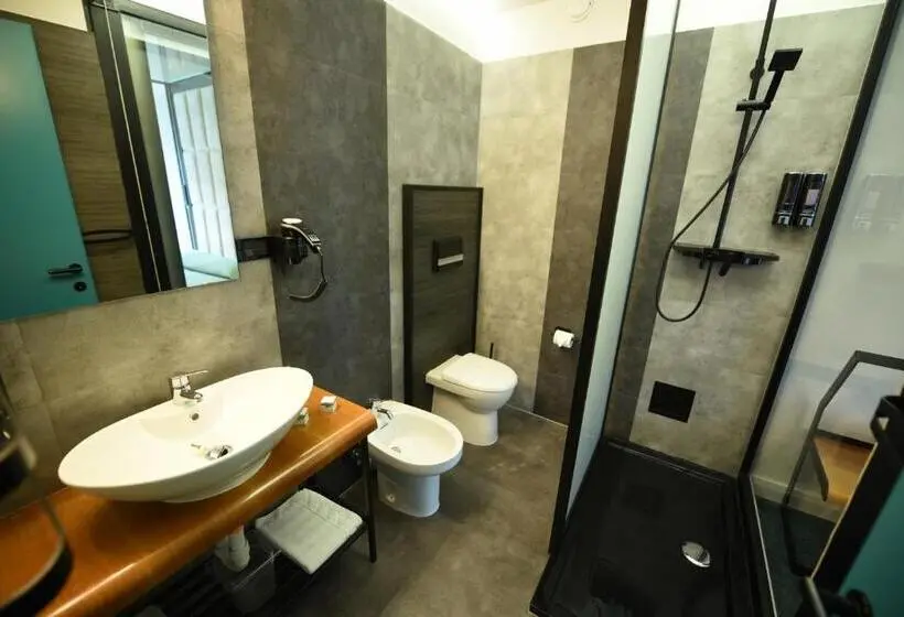 Habitació Triple Clàssica, Celis