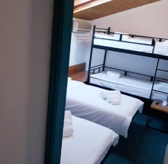 Habitació Quàdruple Estàndard, Celis