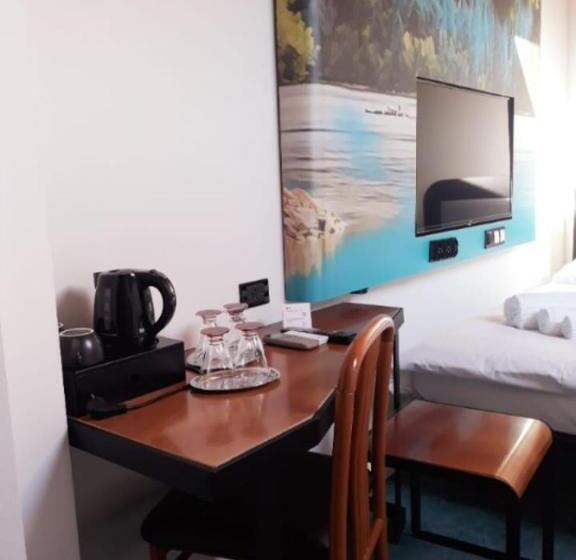 패밀리 룸, Celis