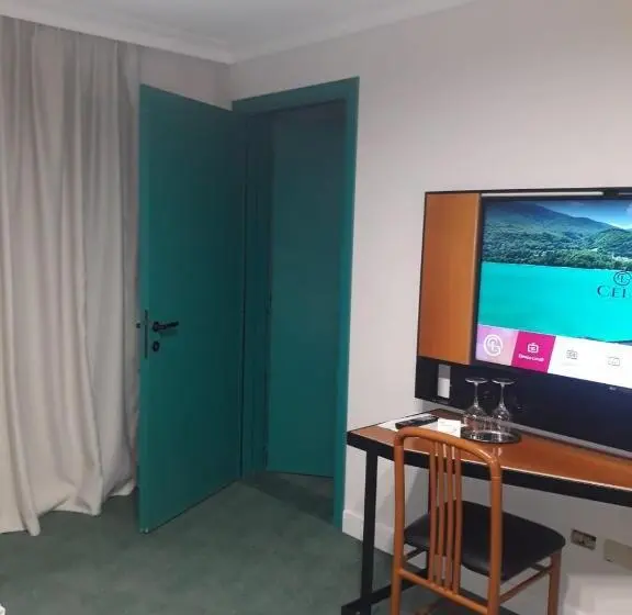 Habitació Triple Clàssica, Celis
