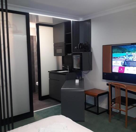 디럭스 룸 킹사이즈 침대, Celis