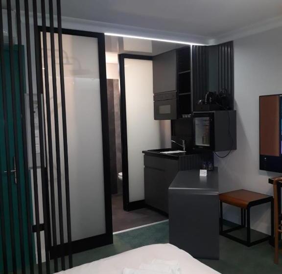 디럭스 룸 킹사이즈 침대, Celis