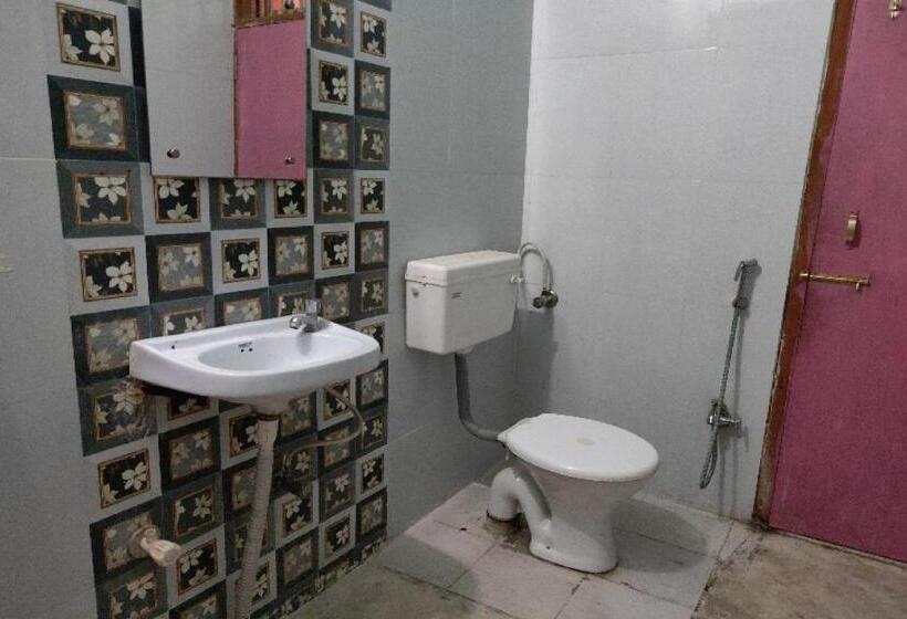 Triple Classic Room, Oyo Flagship Gaurav Inn