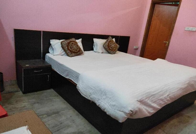 Triple Classic Room, Oyo Flagship Gaurav Inn