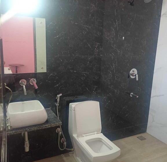 غرفة كلاسيكية ثلاثية, Oyo Nehra Tower