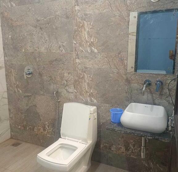 غرفة كلاسيكية ثلاثية, Oyo Nehra Tower