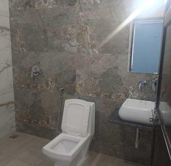 غرفة كلاسيكية ثلاثية, Oyo Nehra Tower